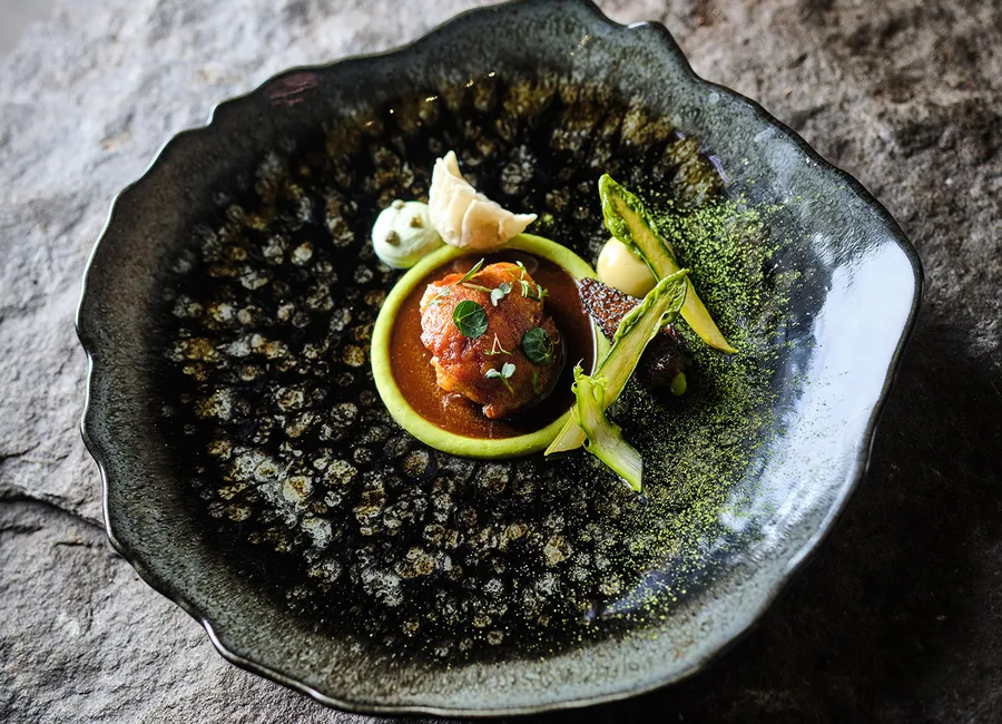 Le veau, raviole croustillante, crème acidulée, petits pois, asperges et morilles