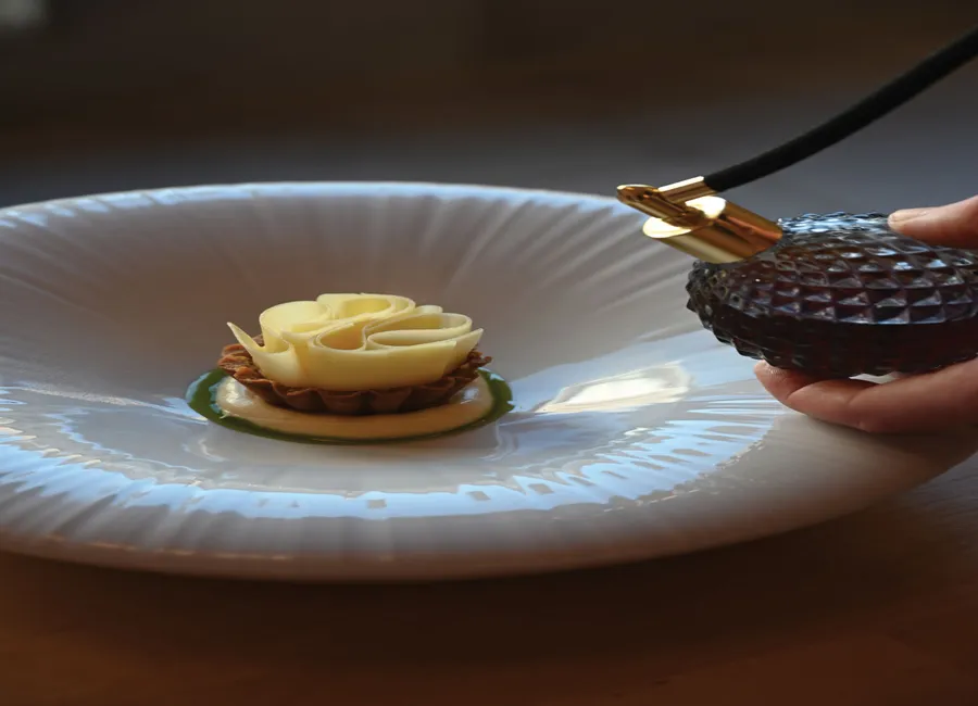 Tarte au comté et vin jaune, praliné de noix, huile de persil