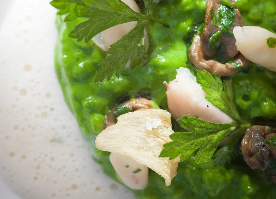 Risotto acquerello au vert cuisses de grenouilles