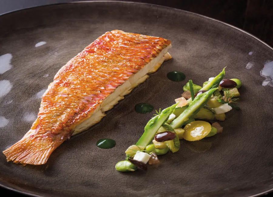 Rouget de roche snacké, primeur de légumes au citron confit