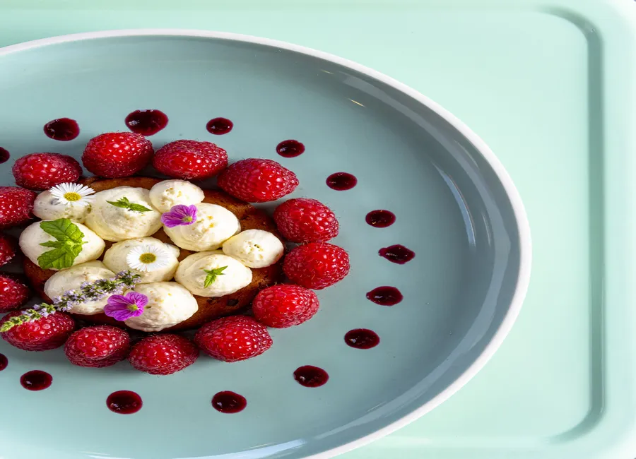 Sablé citron vert, mousse au chocolat blanc et framboises
