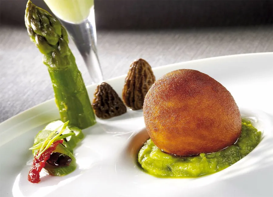L’œuf en croûte de parmesan, asperges et morilles