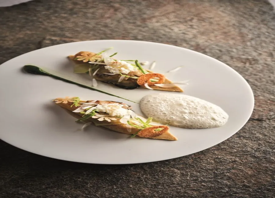 Croustille d’artichauts au lard paysan, émulsion de jus de barigoule et huile de taguette