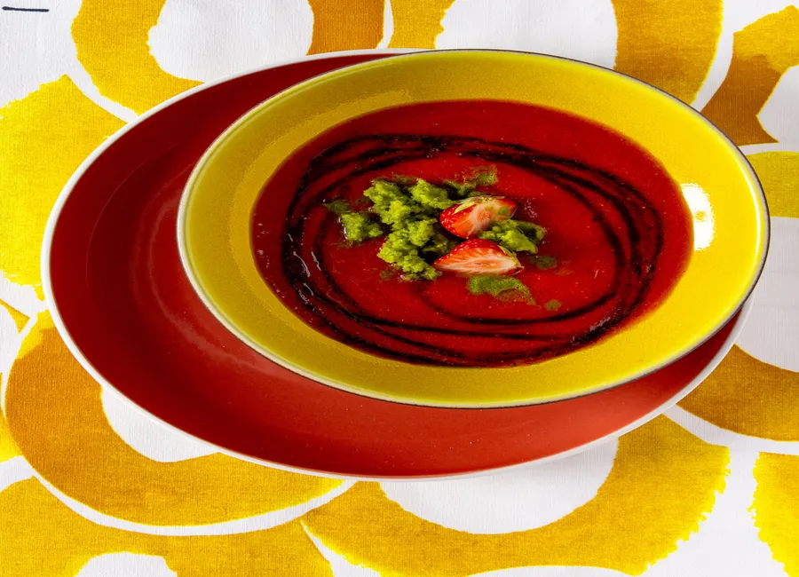 Soupe de fraise, granité basilic et sirop de vin rouge
