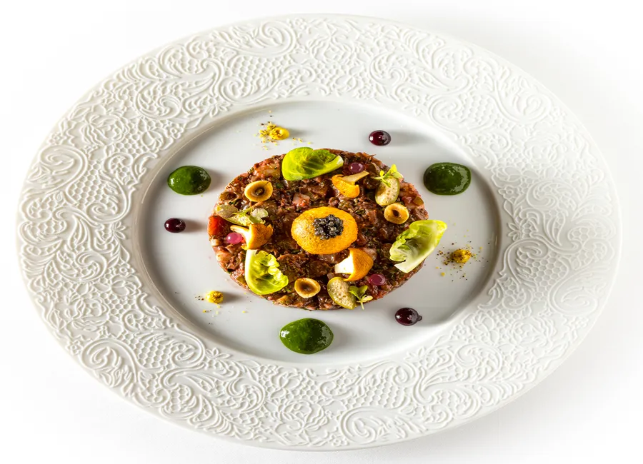 Tartare de bœuf charolais, cassis pomme soufflée et pointe de caviar