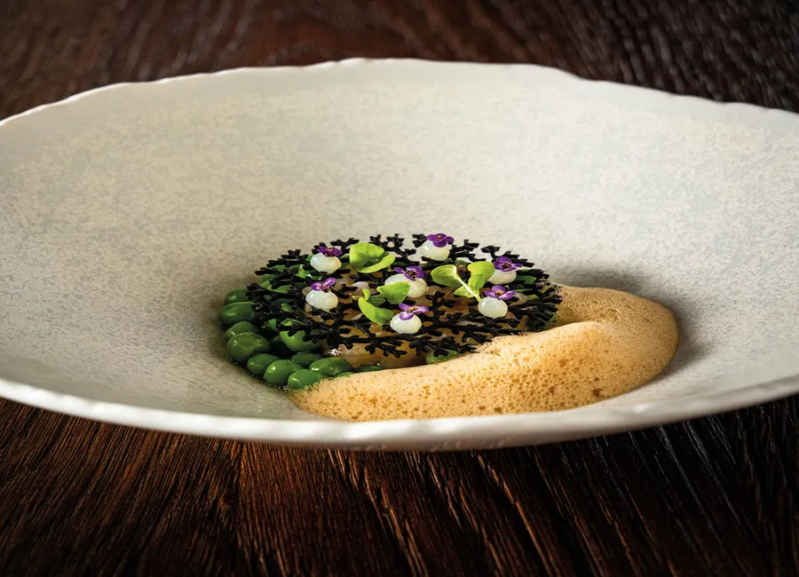 Tartare de langoustine, petits pois, basilic, lait de coco