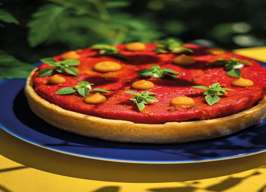 Tarte tomates, tomme cabrache & basilic