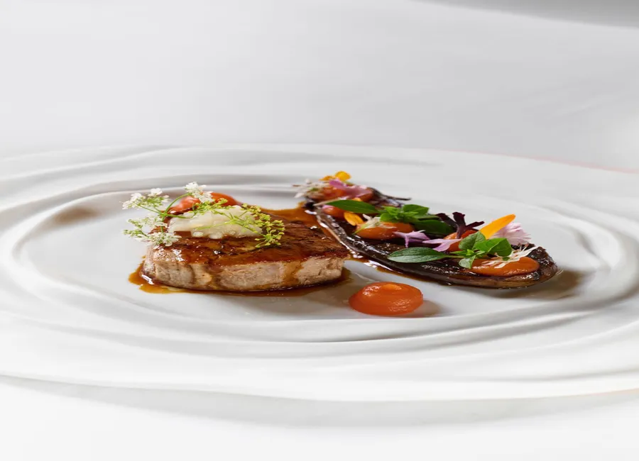 Veau, thon rouge de méditerranée, aubergine et fleur de câpres