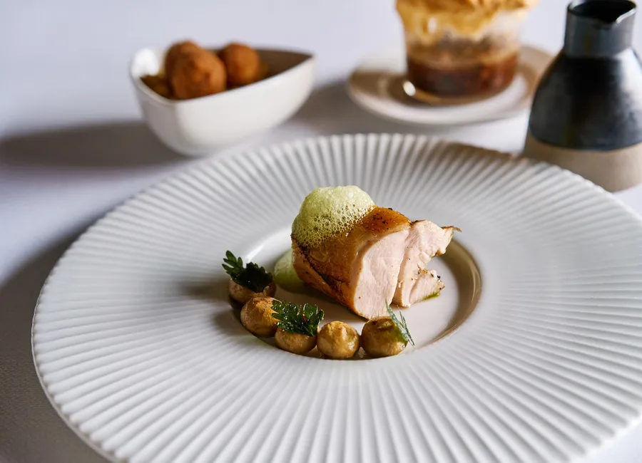 Vollaille de bresse mieral cuisiné au vin de fleurie