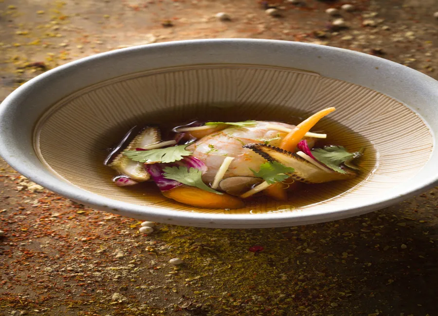 Bouillon d’anguille fumée, langoustines grillées