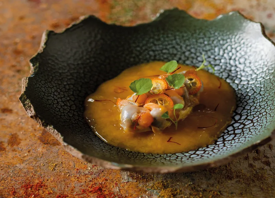 Calisson de pomme de terre safrané, kumquat, nage de poissons et coques