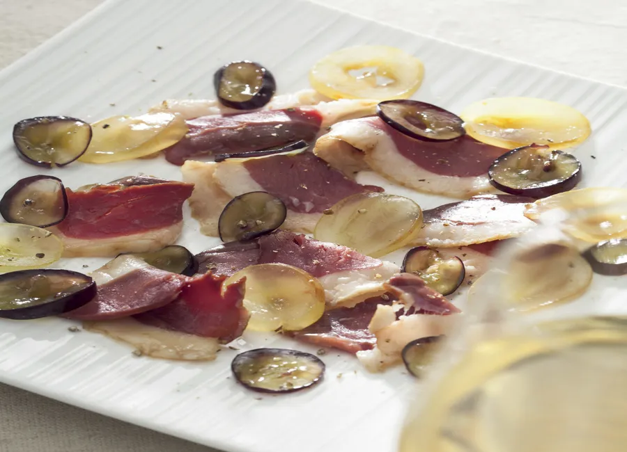 Carpaccio de canard fumé et raisin