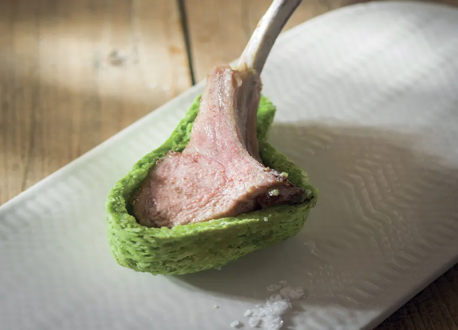 Carré d’agneau en croûte de sel salicorne