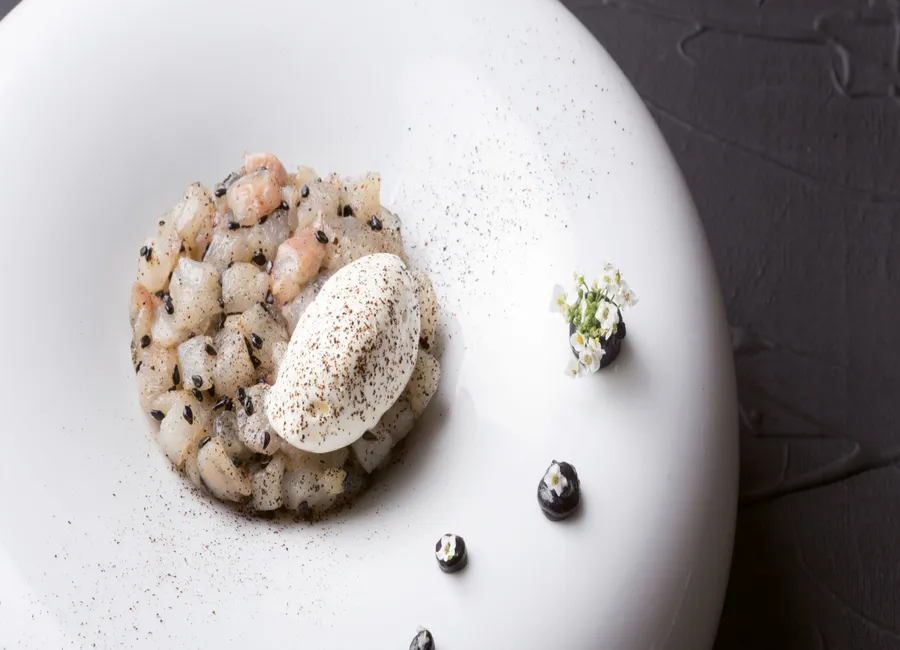 Ceviche de dorade coryphène, sésame noir, citron noir