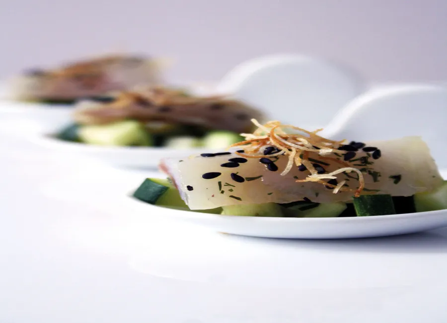 Gravlax de dorade, courgettes croquantes et sésame noir
