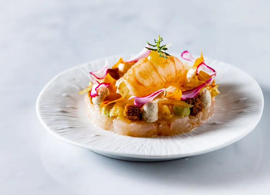 Duo de langoustines en tartare aux bougeons de cassis et rôti aux beurres d’agrumes