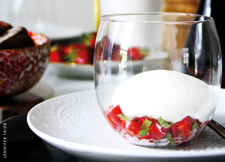 Nuage de parmesan et fraises au basilic