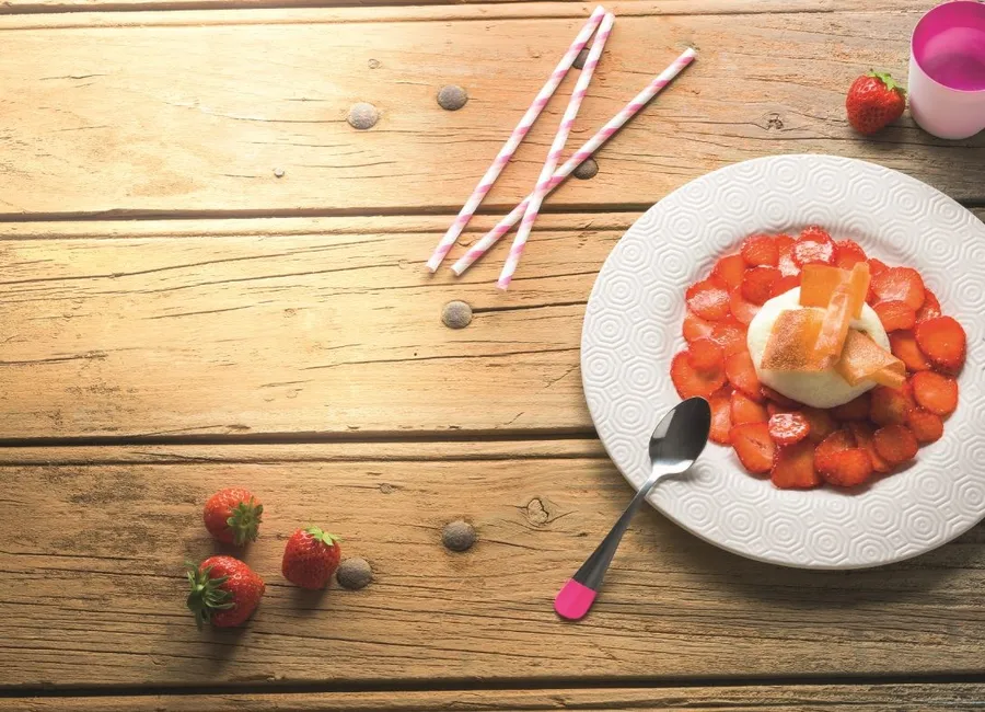Fraises guariguettes au gingembre, billes de yaourt au lait de chèvre et sorbet mara des bois