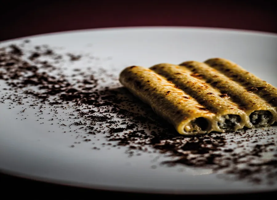 Macaronis farcis de truffe noire, artichaut et foie gras de canard