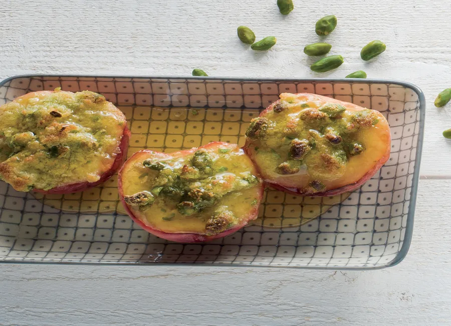 Pêche pochée à la verveine, crème légère citron