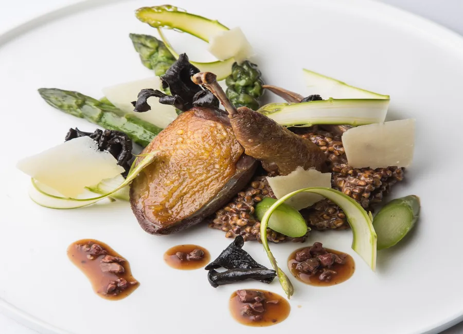 Pigeon fumé au foin, asperges & risotto de blé noir