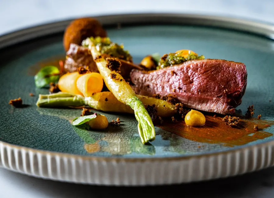 Pigeon rôti, cromesquis de cuisse carotte et gremolata
