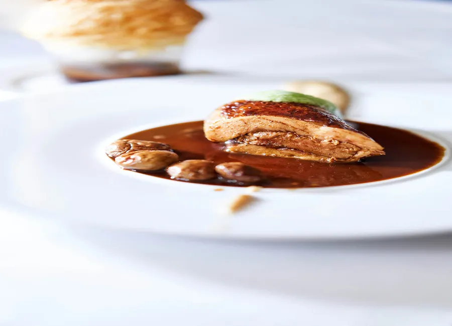 Poulet façon coq au vin, suprême farci au foie gras, la cuisse comme un coq en pâte