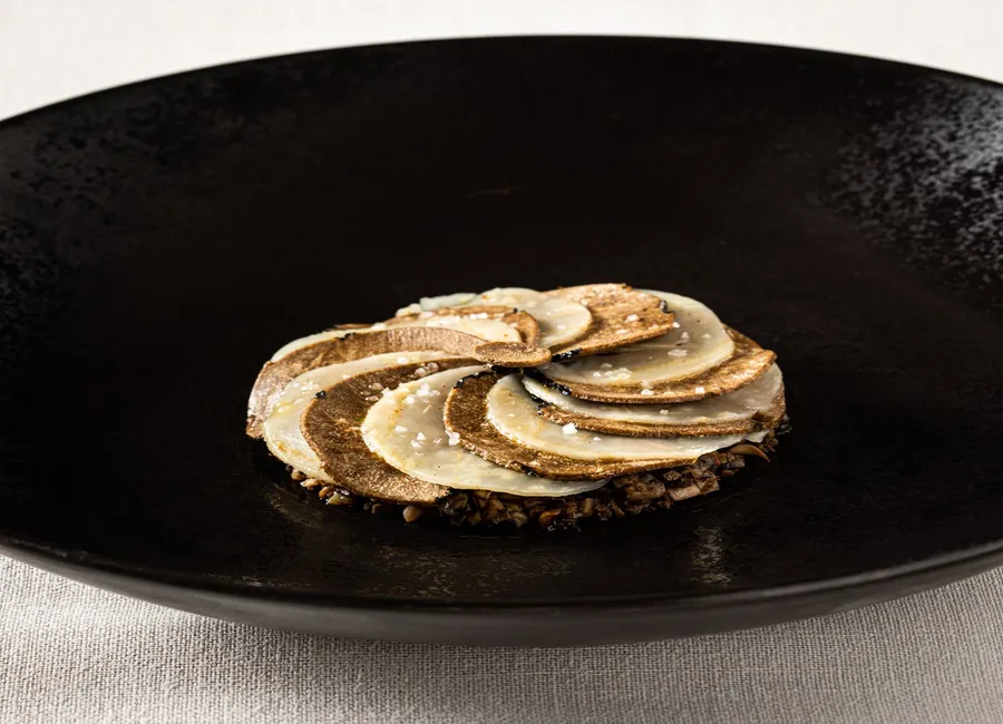 Rosace de truffe de bourgogne et céleri rave, pied de porc au jus