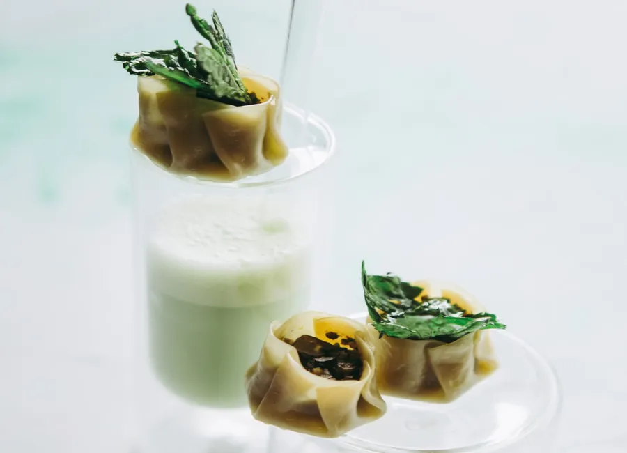 Shumaï d’escargots de bourgogne, lait d’ail à la paille