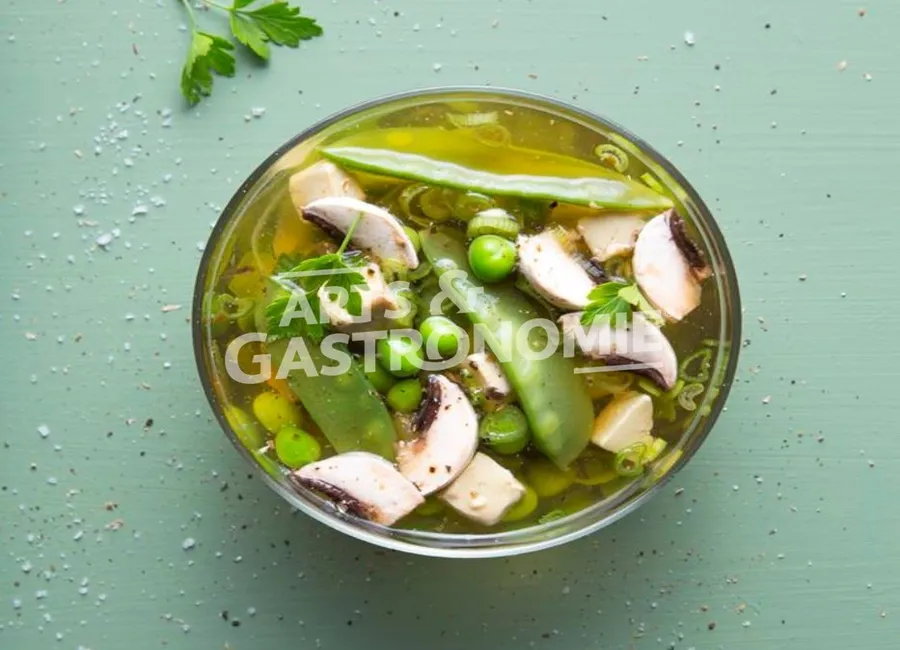 Bouillon aux légumes verts et foie gras
