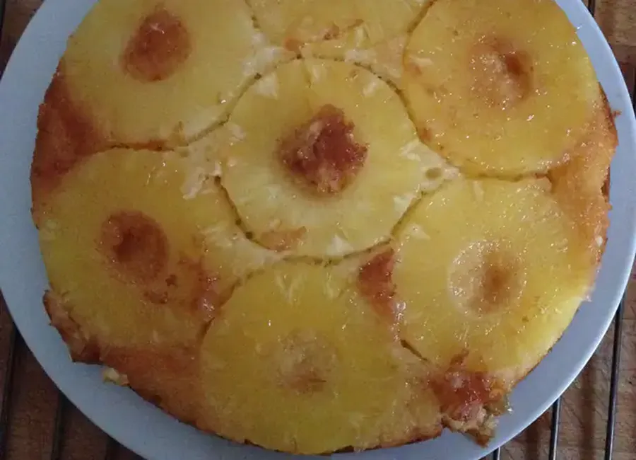 Gâteau au yaourt caramélisé à l'ananas