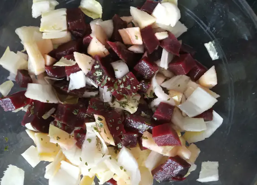 Salade de betteraves rouges, pommes et endives