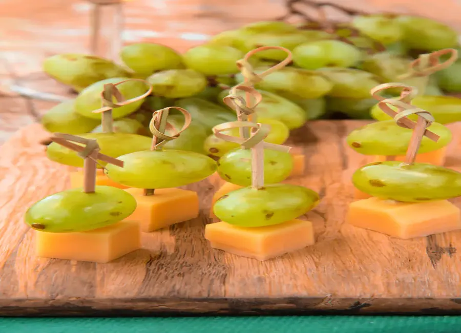 Brochettes apéritives mimolette-raisin