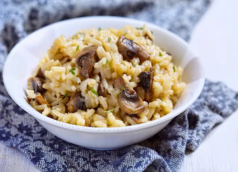 Riz fondant aux oignons et champignons