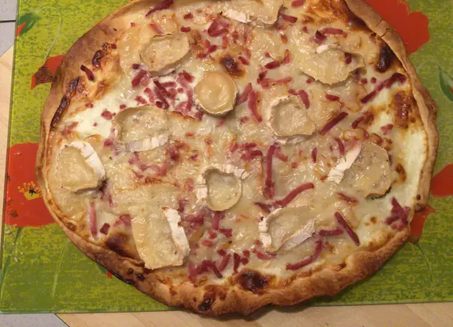 Feuilleté au chèvre, crème et lardons