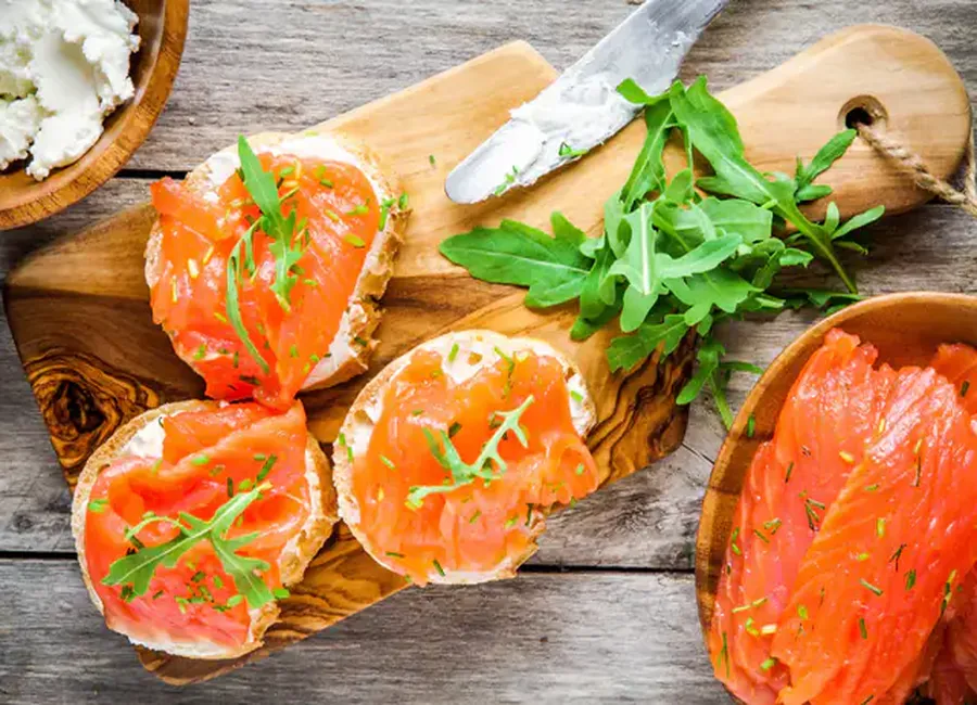 Toasts saumon, fromage frais, roquette