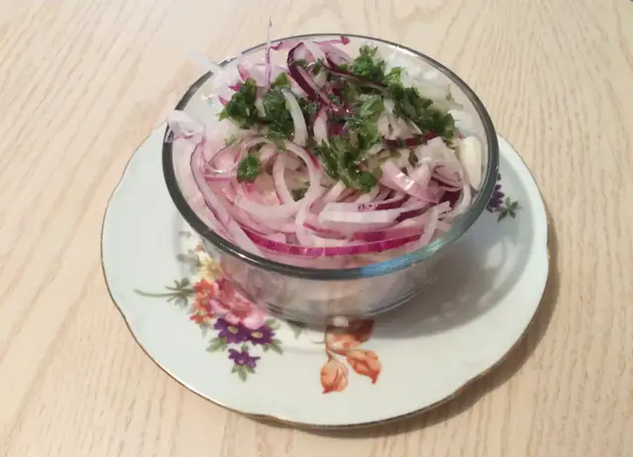 Salade d'oignons au citron et persil