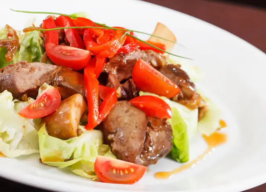 Salade aux foies de volaille selon la saison