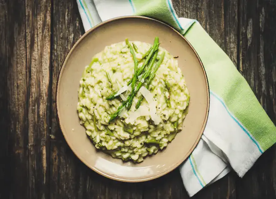 Risotto aux asperges fraîches au cooking chef