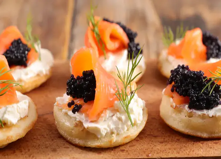 Toast blini saumon fumé oeufs de lump noirs