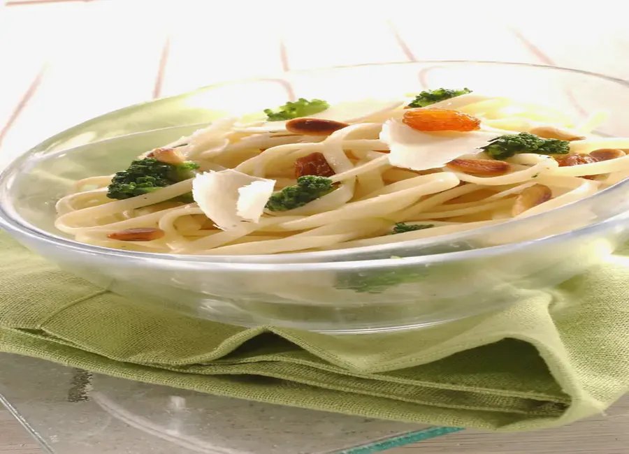 Linguine aux brocolis, raisins et pignons