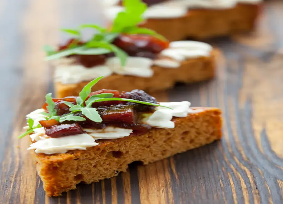 Canapé pain d’épices fromage frais, confiture de figue et chutney d’oignons