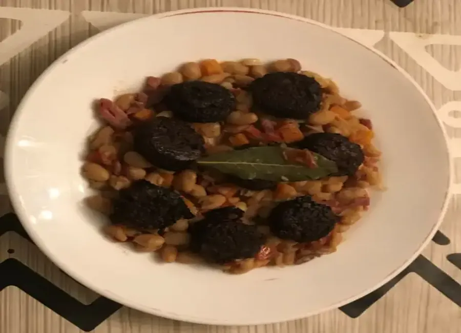 Boudins et haricots noirs et blancs