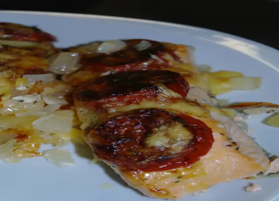 Saumon gratiné oignons, tomates, cheddar et basilic