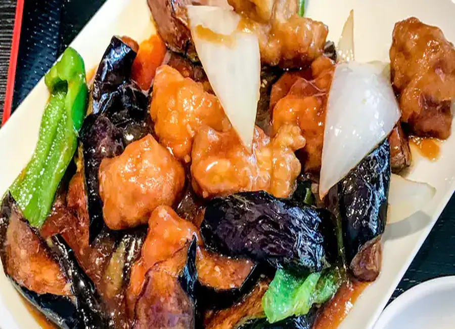 Beignets d’oignons et d’aubergines, sauce pimentée