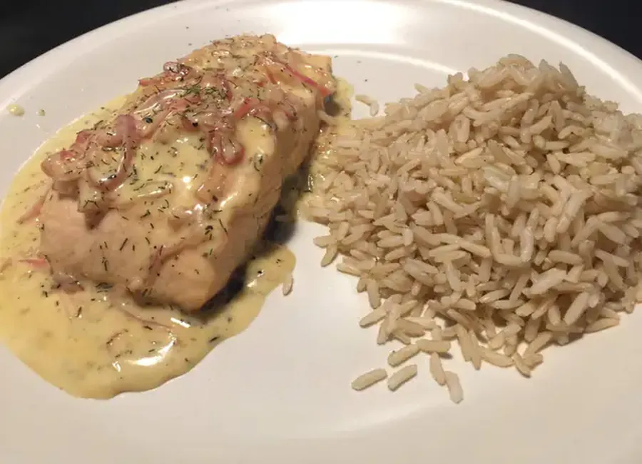 Saumon poêlé et sa sauce citronnée à l'aneth