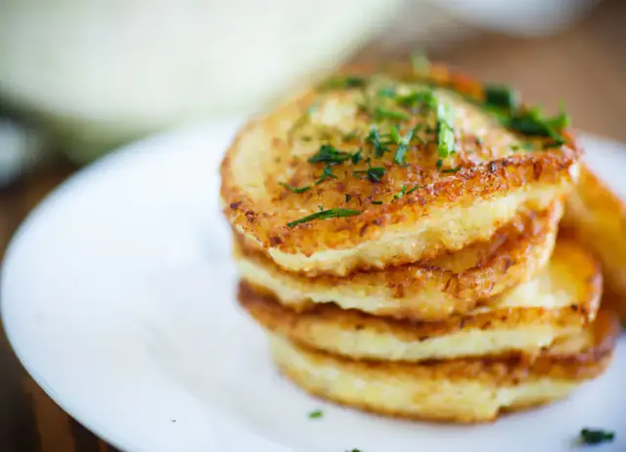 Beignets de pomme de terre, oignons, tomates