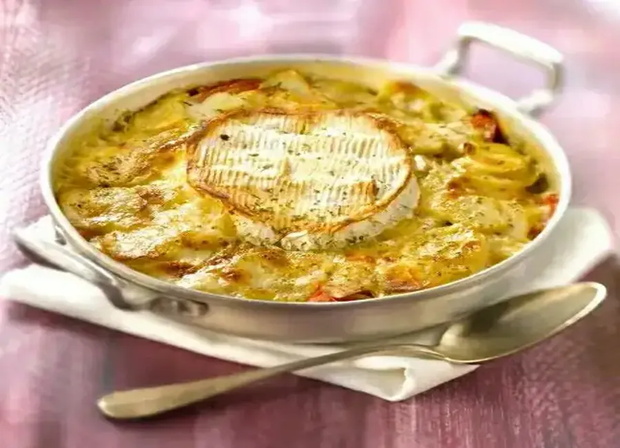 Gratin de pommes de terre, tomates et oignons