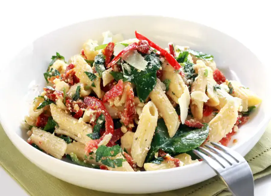 Salade de pâtes à la mâche et tomates séchées