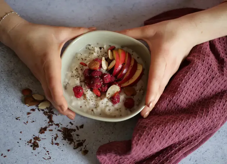 Porridge de riz et fruits frais